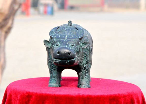 探索青铜器铸造技艺 传承中华文明——亚长牛尊